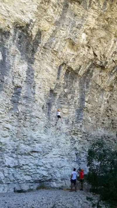 Стена за катерене „Чудните скали“