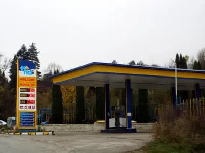 И газ